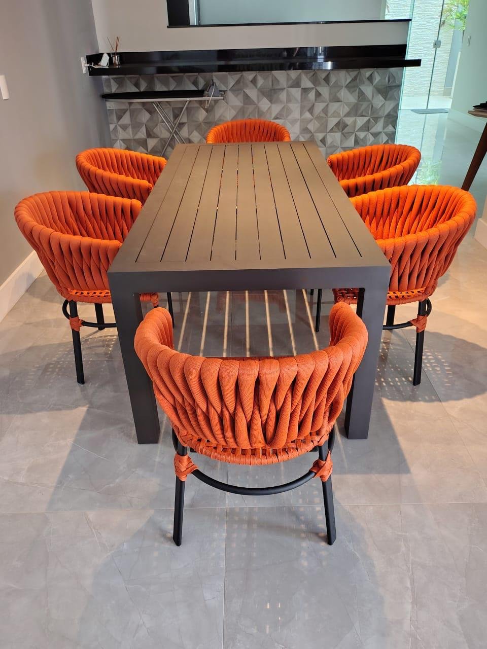 Mesa de jantar com cadeiras de fibra